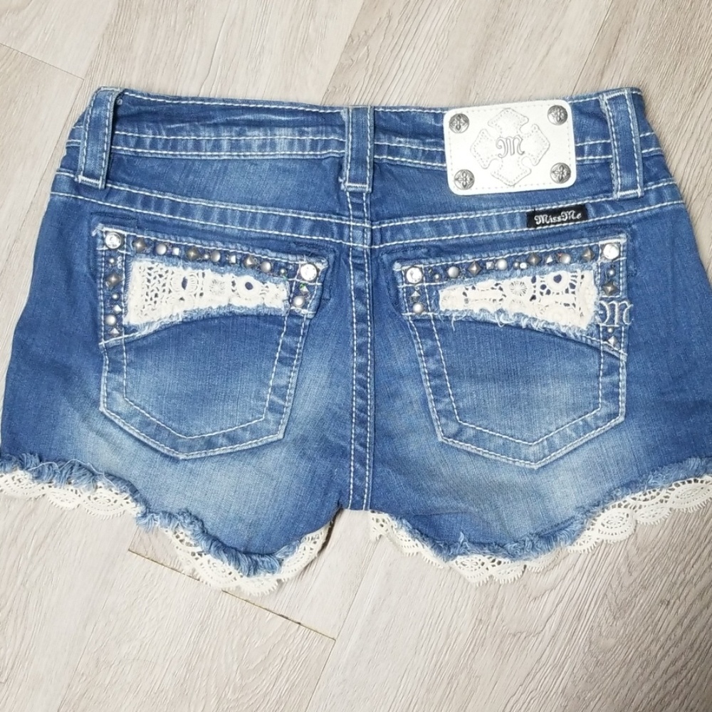 Jean shorts with lace